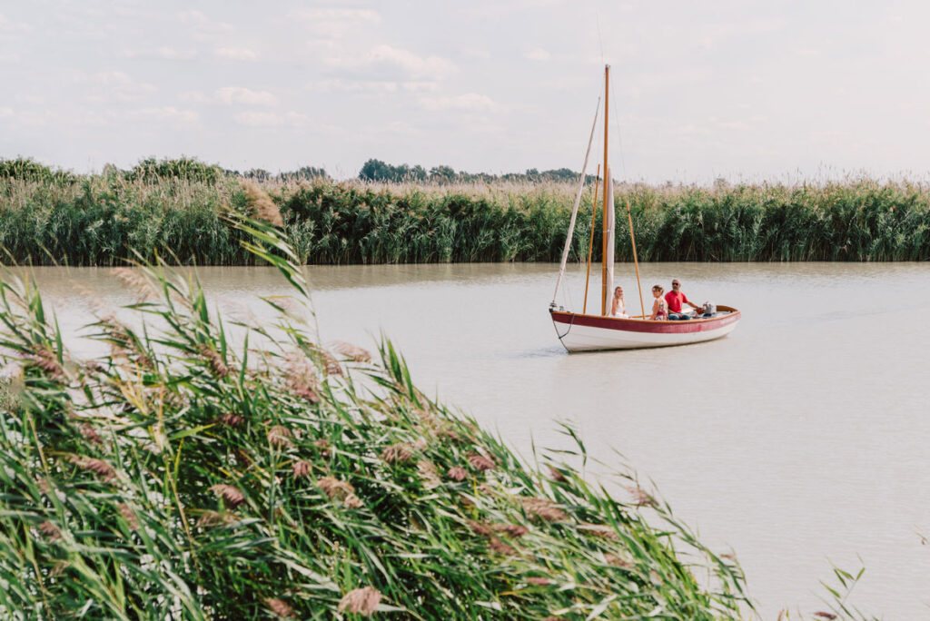 Braut wird mit dem Boot am Neusiedlersee zum Altar geführt