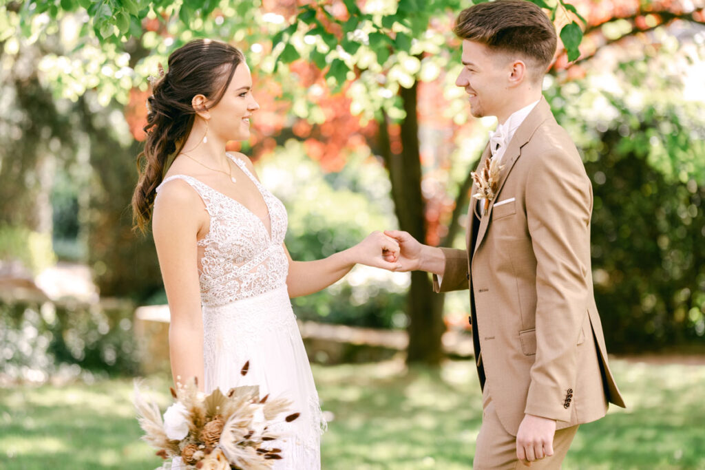 Hochzeitsfotografen fangen eine romantische Boho Teepee Hochzeit im Freien ein