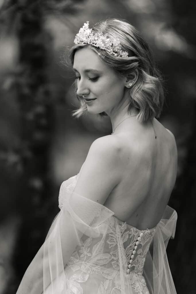 Braut Nadine im Portrait vor der Hochzeit im Schloss Miller-Aichholz in Wien