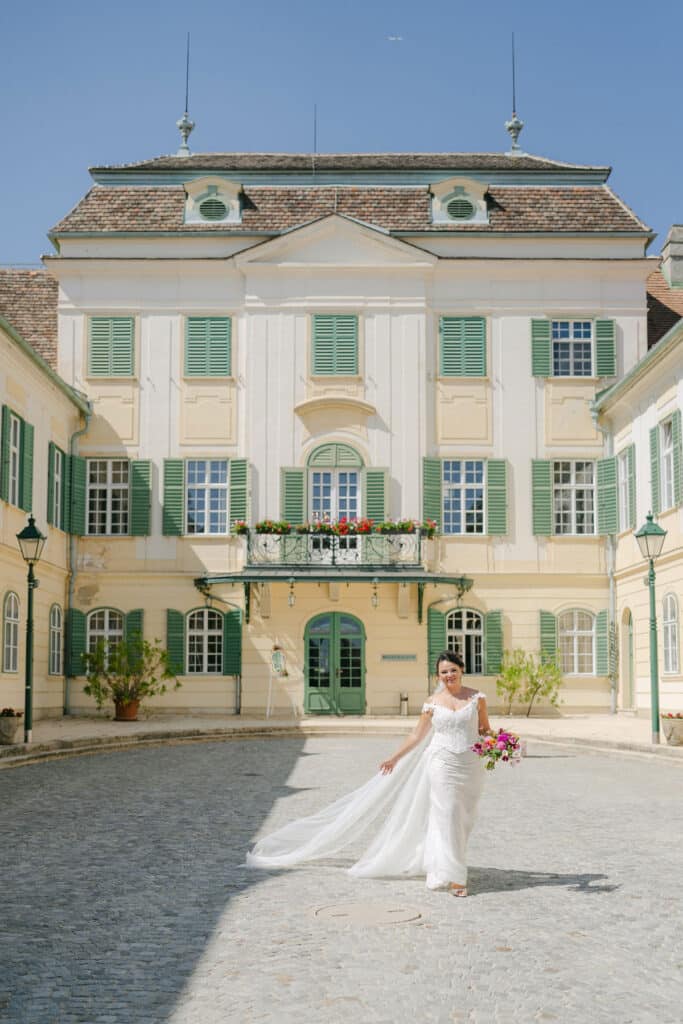 Braut vor dem Schloss Hunyadi in Maria Enzersdorf – fotografiert von diehochzeitsfotografen.at, Vienna wedding photographer