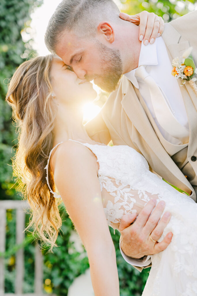 Brautpaar küsst sich beim Sonnenuntergang – romantisches Hochzeitsshooting von diehochzeitsfotografen.at, Vienna wedding photography