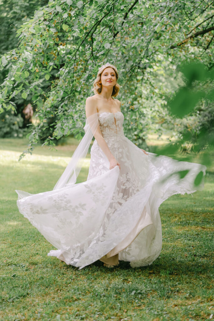 Braut im floralen Spitzenkleid beim eleganten Hochzeitsshooting im Garten – fotografiert von diehochzeitsfotografen.at, Vienna wedding photography
