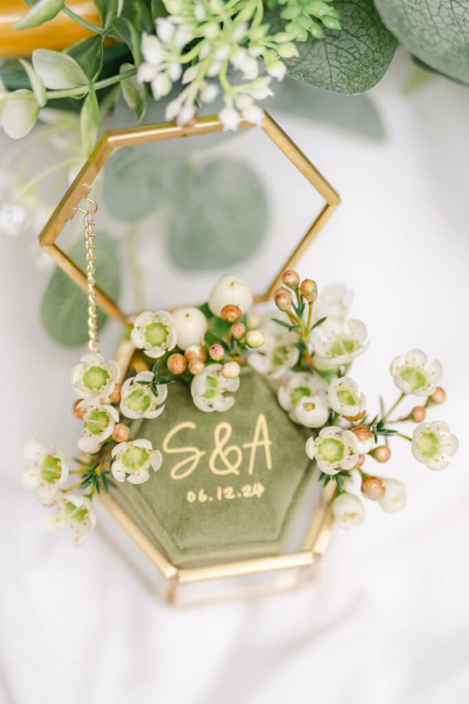 Personalisierte Ringbox mit Initialen und Hochzeitsdatum – stilvoll fotografiert von diehochzeitsfotografen.at, Vienna wedding photographer