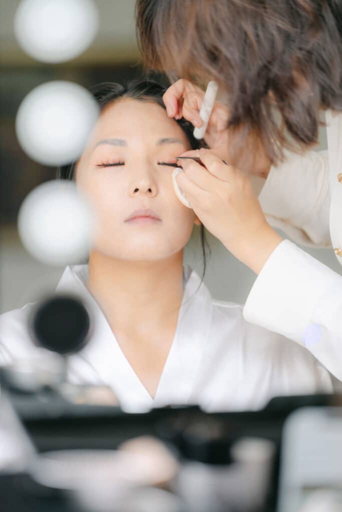Braut beim professionellen Make-up-Styling während des Getting Ready – fotografiert von diehochzeitsfotografen.at, Vienna wedding photographer