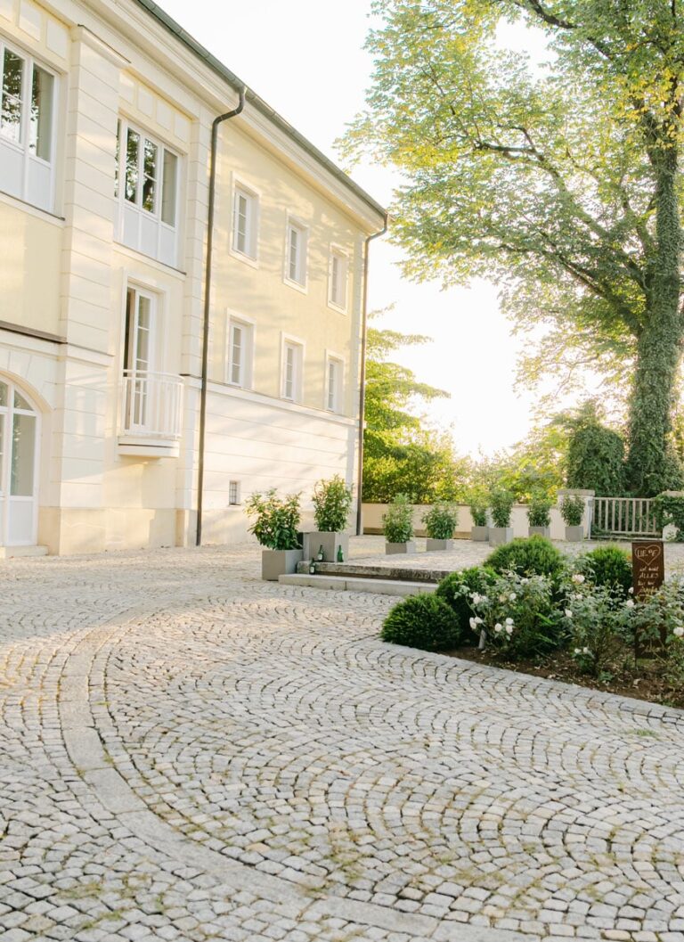 Eingebettet in die sanften Hügel der Steiermark liegt das historische Schloss Vasoldsberg, ein verstecktes Juwel für stilvolle Hochzeiten mit Charakter. Das romantische Renaissanceschloss vereint Geschichte, Natur und Eleganz – eine einzigartige Kulisse für euren ganz besonderen Tag.