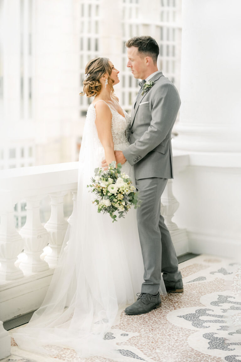 Luxuriöse Hochzeit im Palais Coburg in Wien, emotional festgehalten von Die Hochzeitsfotografen – natürliche Reportagefotografie und Videografie in ganz Österreich