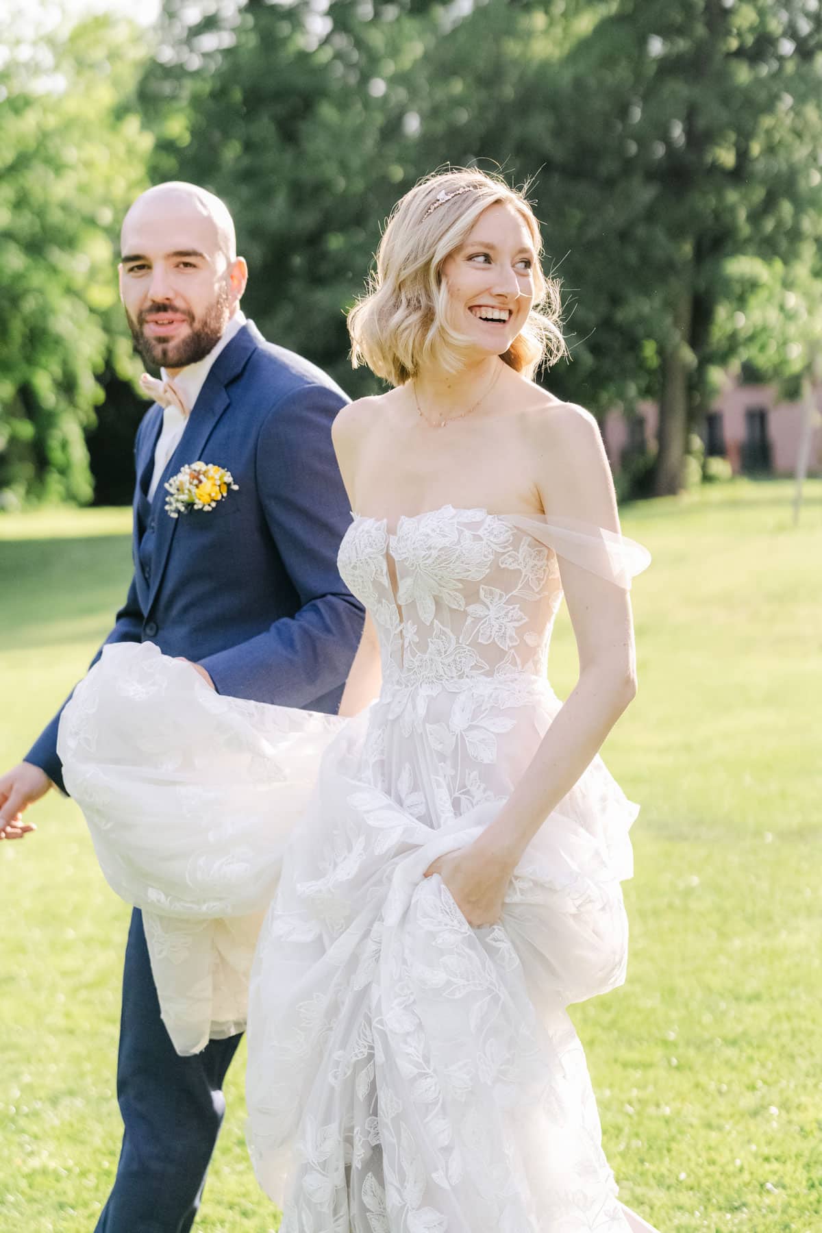 Lachendes Brautpaar bei natürlichem Hochzeitsshooting im Sonnenlicht – fotografiert von diehochzeitsfotografen.at, Vienna wedding photographer