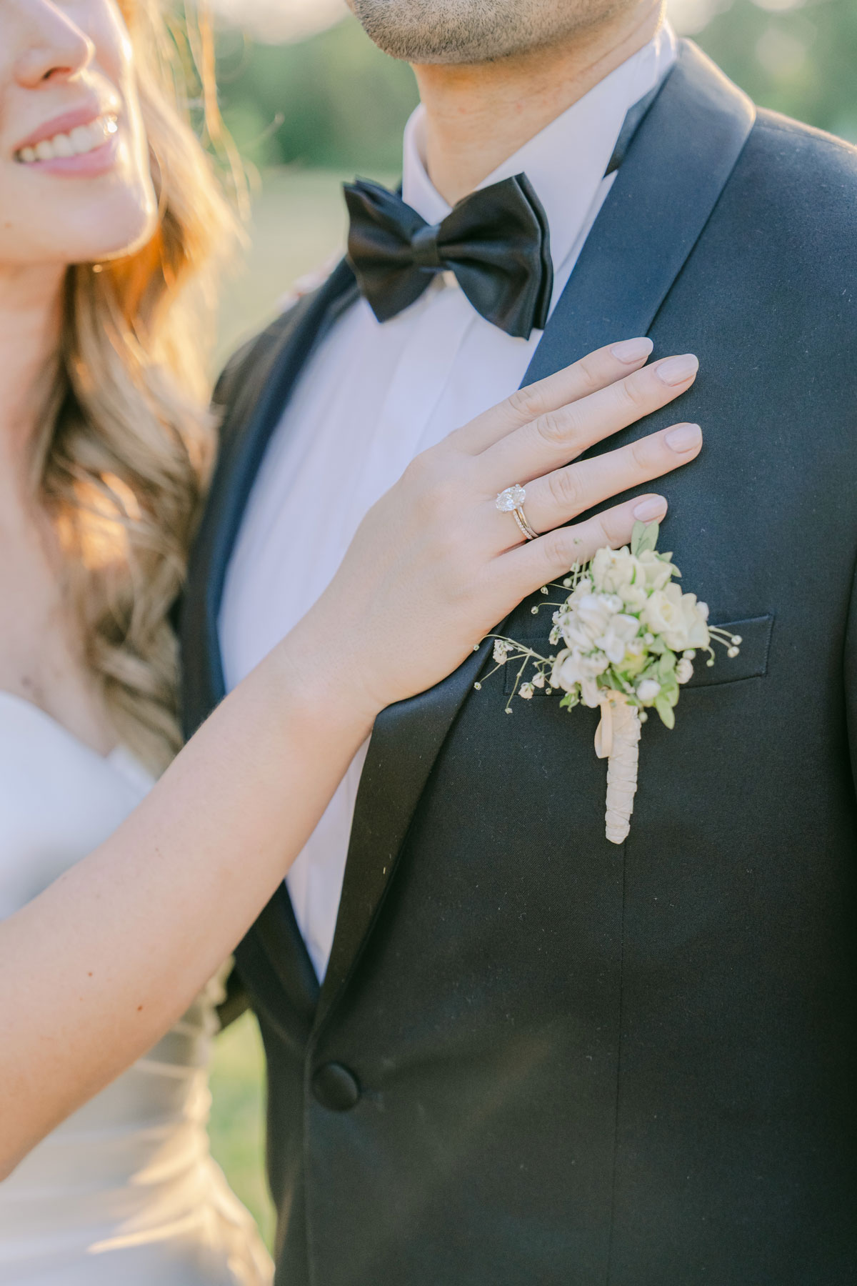 Verlobungsring mit Diamant im Moment des Antrags – festgehalten von diehochzeitsfotografen.at