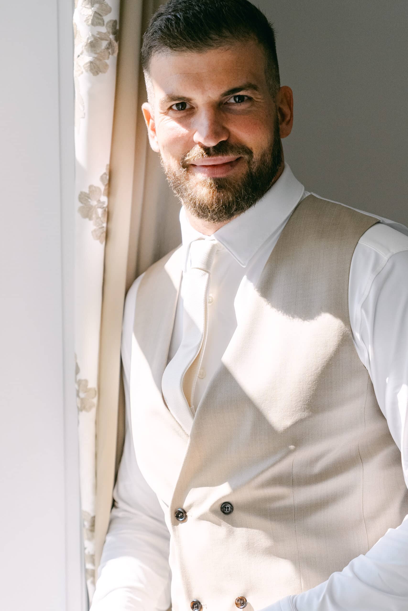 bräutigam beim getting ready im schloss vasoldsberg – elegante schlosshochzeit in österreich fotografiert von diehochzeitsfotografen
