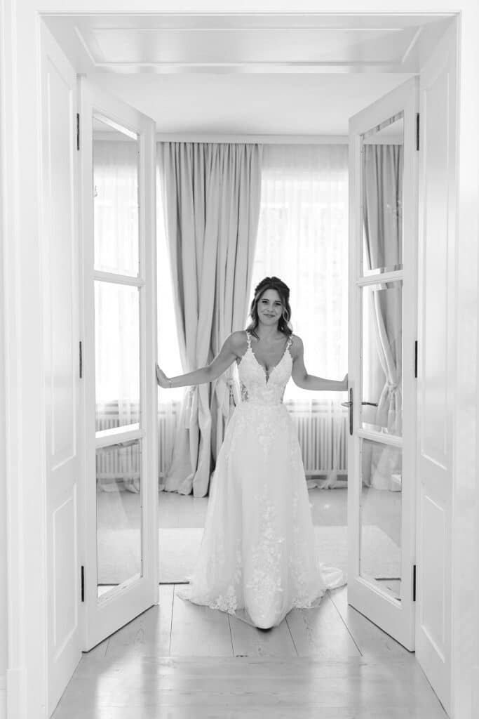 braut im hochzeitskleid beim getting ready im schloss vasoldsberg – schlosshochzeit in österreich fotografiert von diehochzeitsfotografen