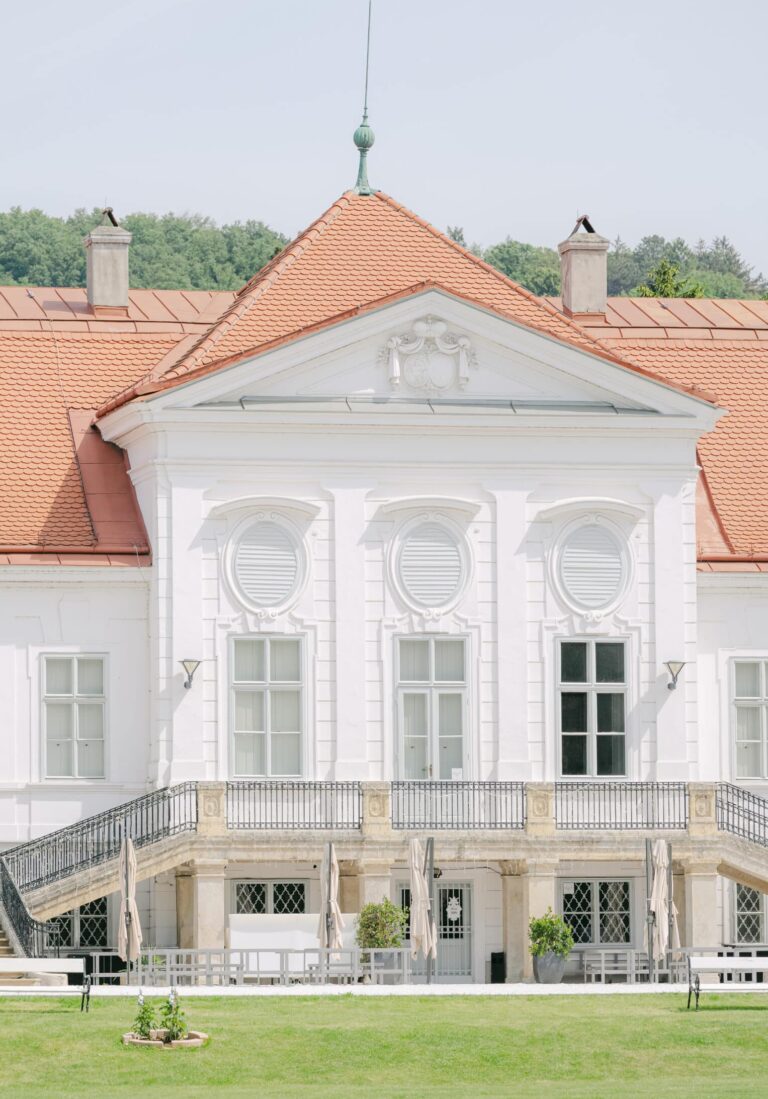 diehochzeitsfotografen – außenansicht vom schloss miller-aichholz in wien, ideale hochzeitslocation für freie trauungen im garten