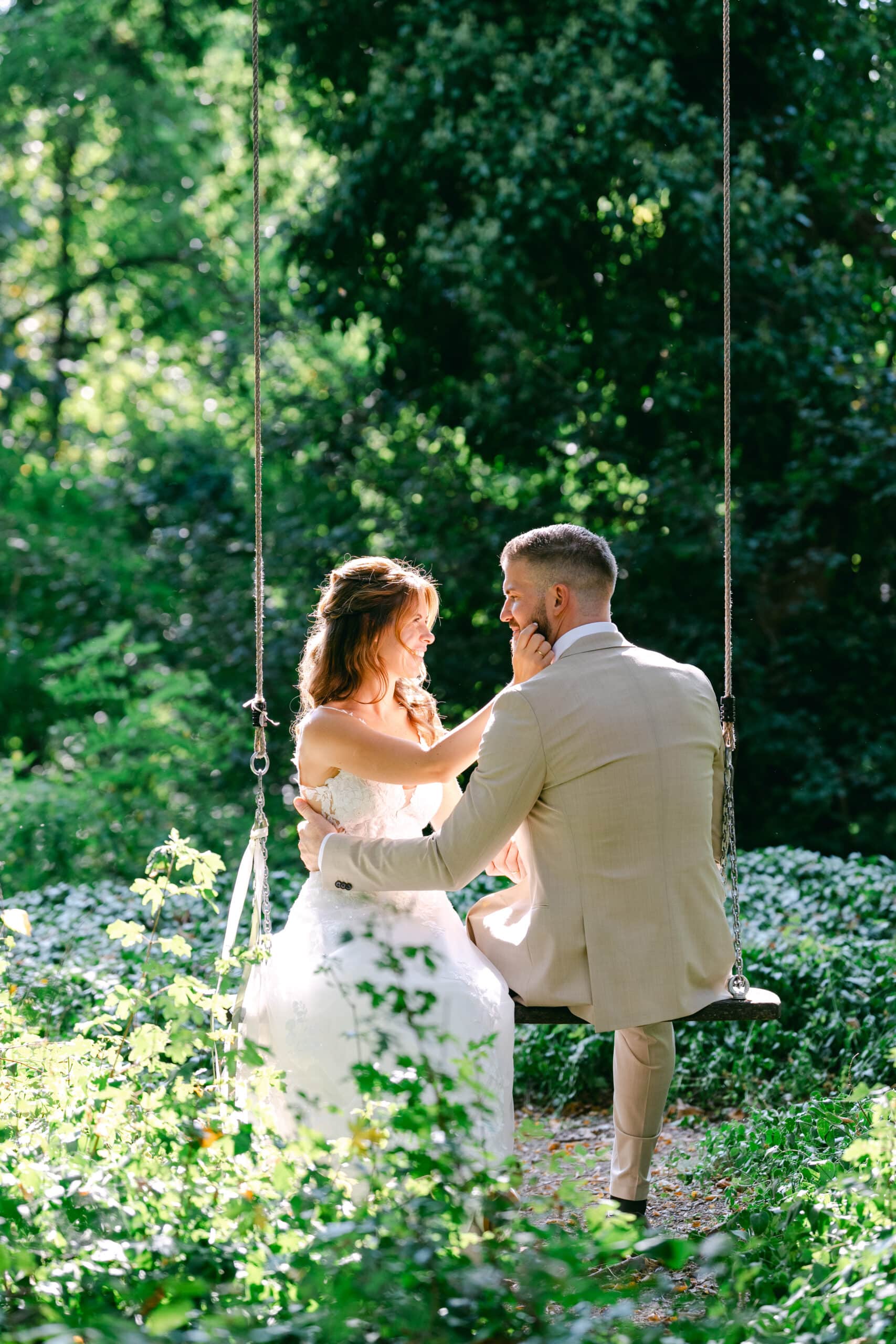 Braut und Bräutigam auf einer romantischen Hochzeitsschaukel im Schlosspark Vasoldsberg in der Steiermark