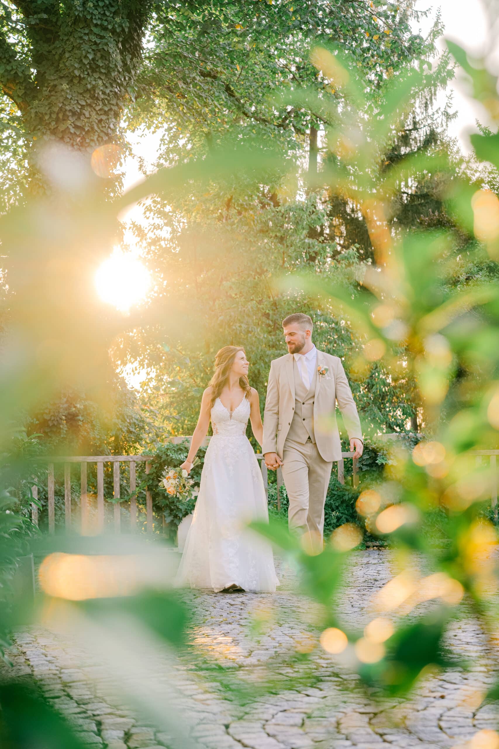 brautpaar bei sonnenuntergang im schlosspark von schloss vasoldsberg – schlosshochzeit in österreich fotografiert von diehochzeitsfotografen