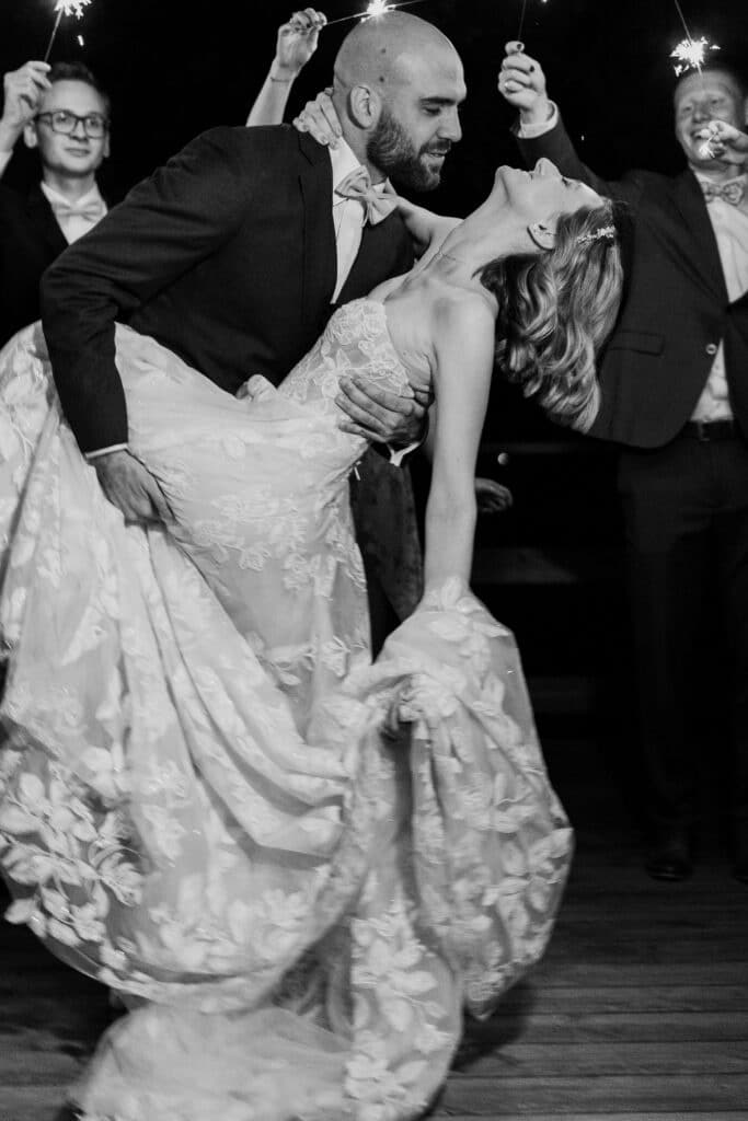 Hochzeitstanz von Nadine & Lucas mit Wunderkerzen im Europahaus Wien