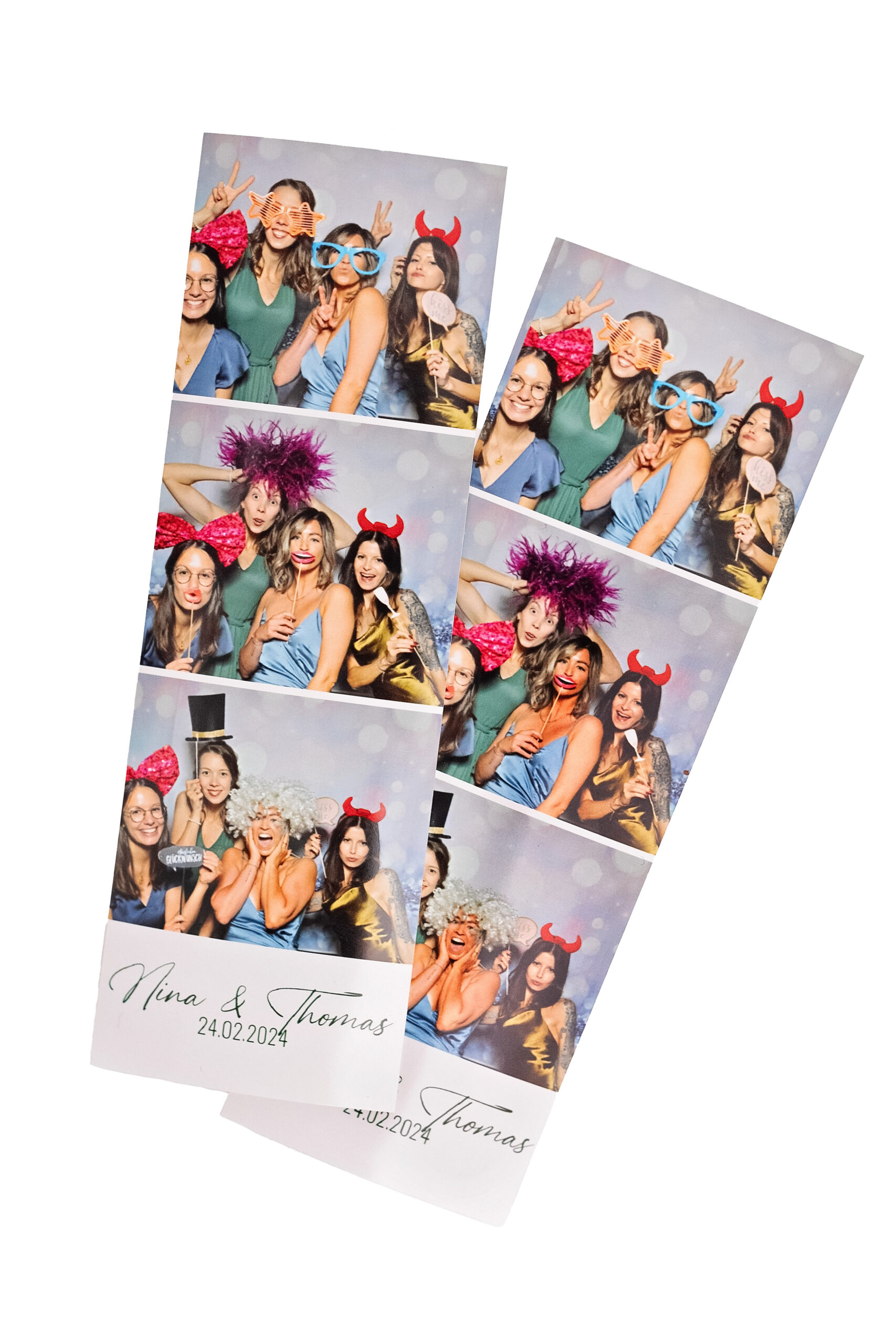 Fotobox-Ausdruck mit drei Bildstreifen von einer Hochzeit, darauf mehrere Gäste mit lustigen Accessoires wie Perücken, Brillen und Teufelshörnern.