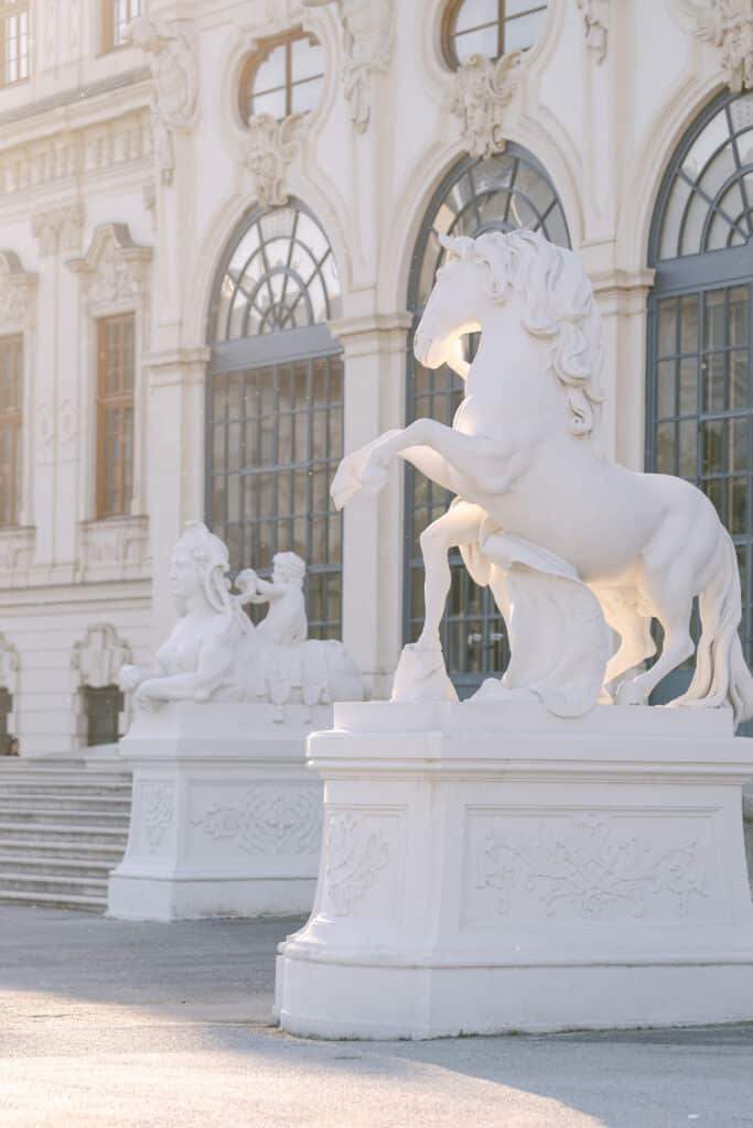 Weiße Pferdeskulptur vor dem Schloss Belvedere in Wien