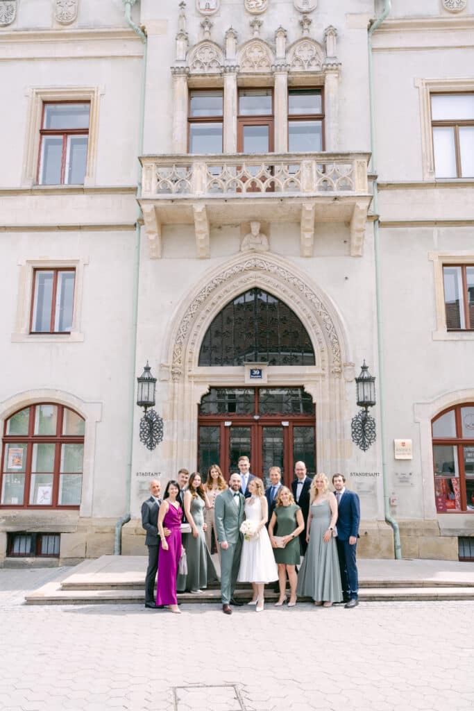 Gruppenfoto vor dem Eingangsportal des Standesamts Korneuburg