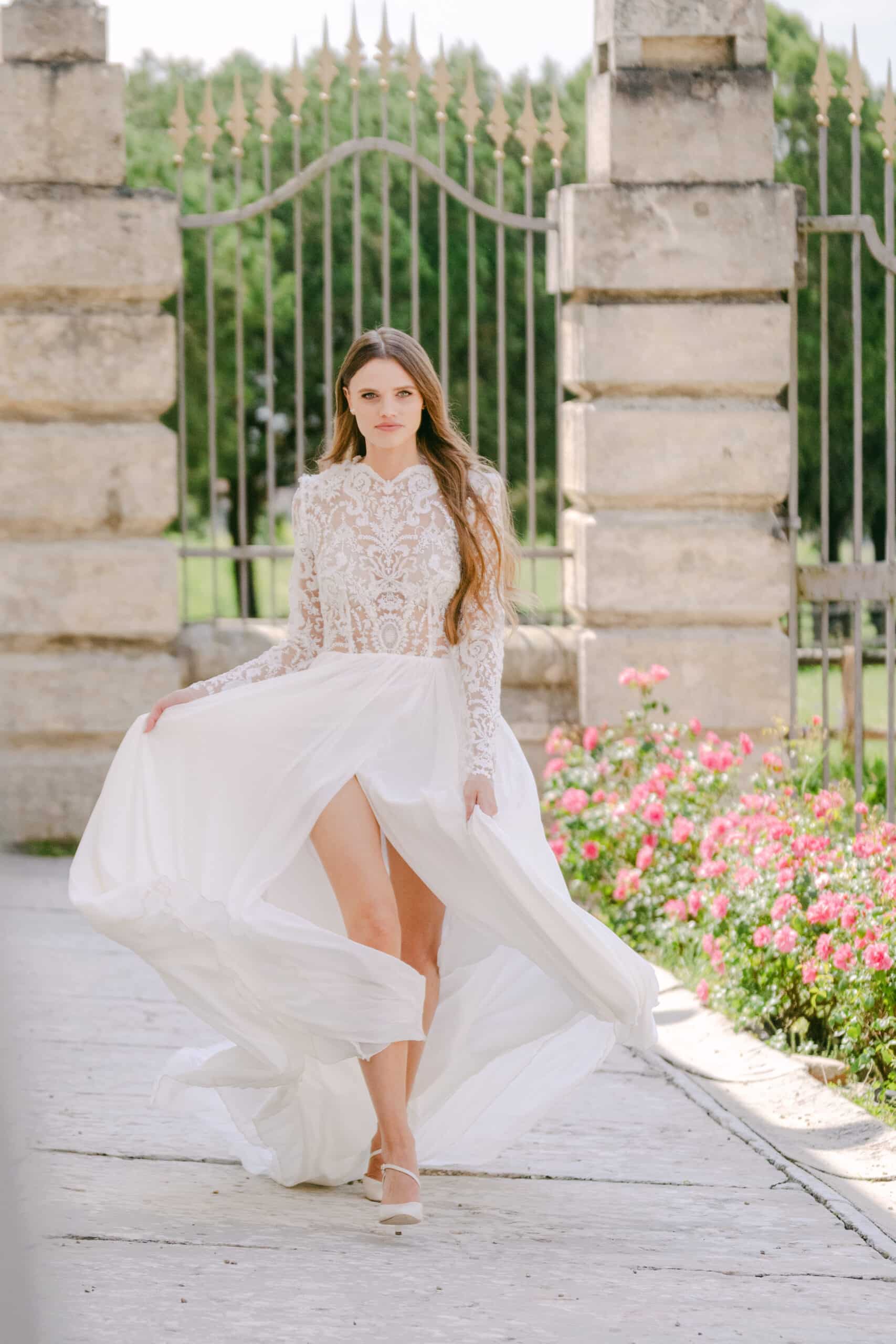 Braut in Spitzenkleid mit hohem Schlitz vor einem schmiedeeisernen Tor Inhaberin Melinda Dmuschweski
Brautkleid von der Brautflüsterin. Brautmodengeschäft .