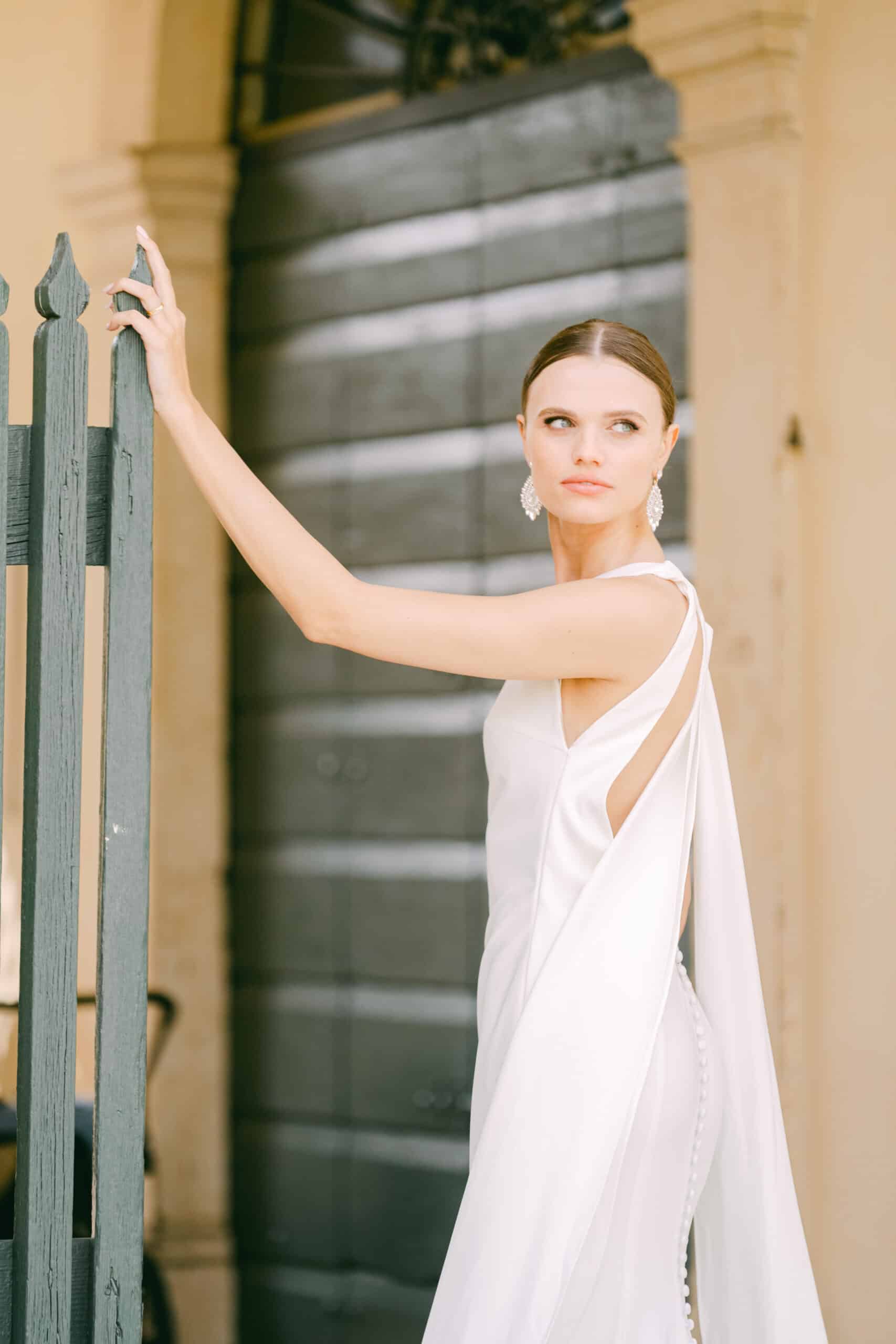 Modell in modernem Brautkleid mit minimalistischer Silhouette bei einem Editorial-Shooting