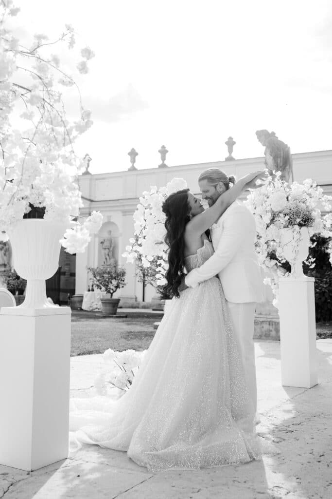 Anna Victoria Reiser und Paul Janke umarmen sich emotional bei einer Hochzeit in einer italienischen Villa
