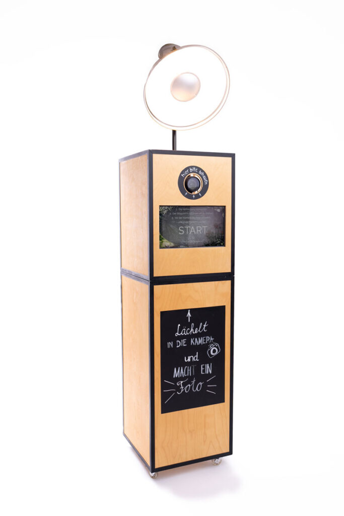 Fotobox im Holzdesign von die hochzeitsfotografen mit Studiolicht, Kamera und Startbildschirm.