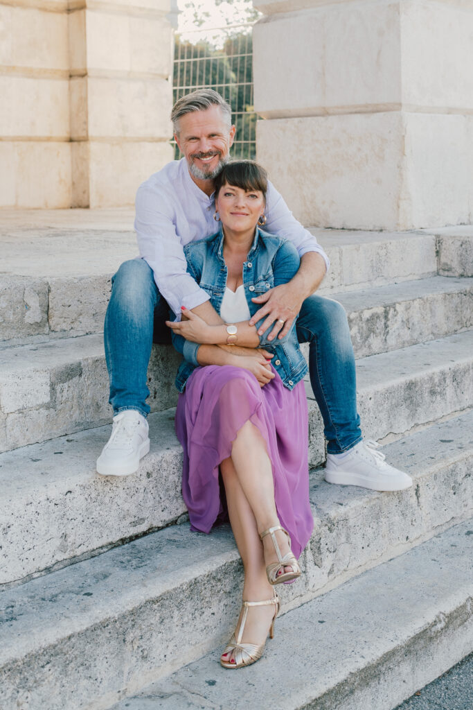 Michi und Robert von die hochzeitsfotografen sitzen innig auf einer Steintreppe