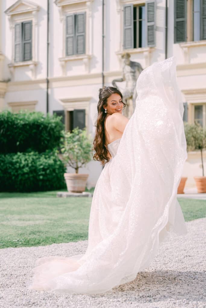 Anna Victoria Reiser bei einer Outdoor-Zeremonie in elegantem Brautkleid