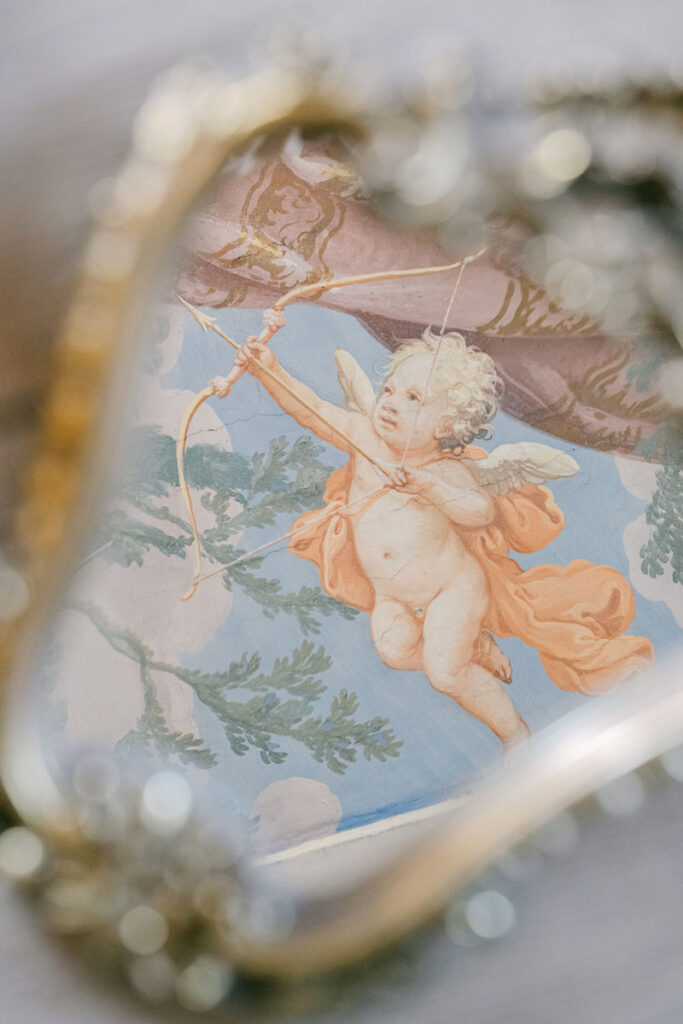 Fresko eines Putto mit Bogen im Spiegel reflektiert