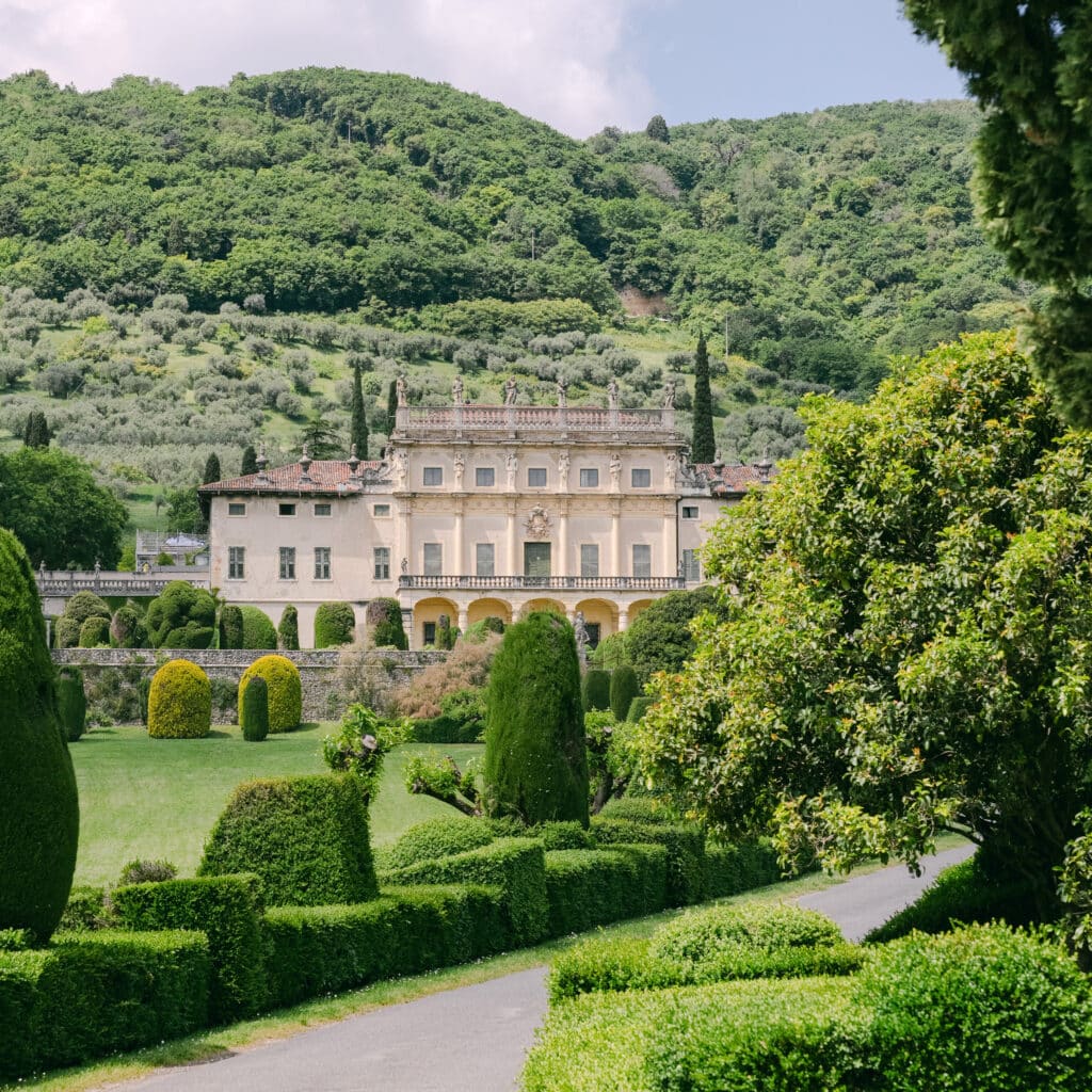 Blick auf die prachtvolle Villa Arvedi inmitten einer mediterranen Gartenanlage – beliebte Hochzeitslocation in Italien, fotografiert von die hochzeitsfotografen