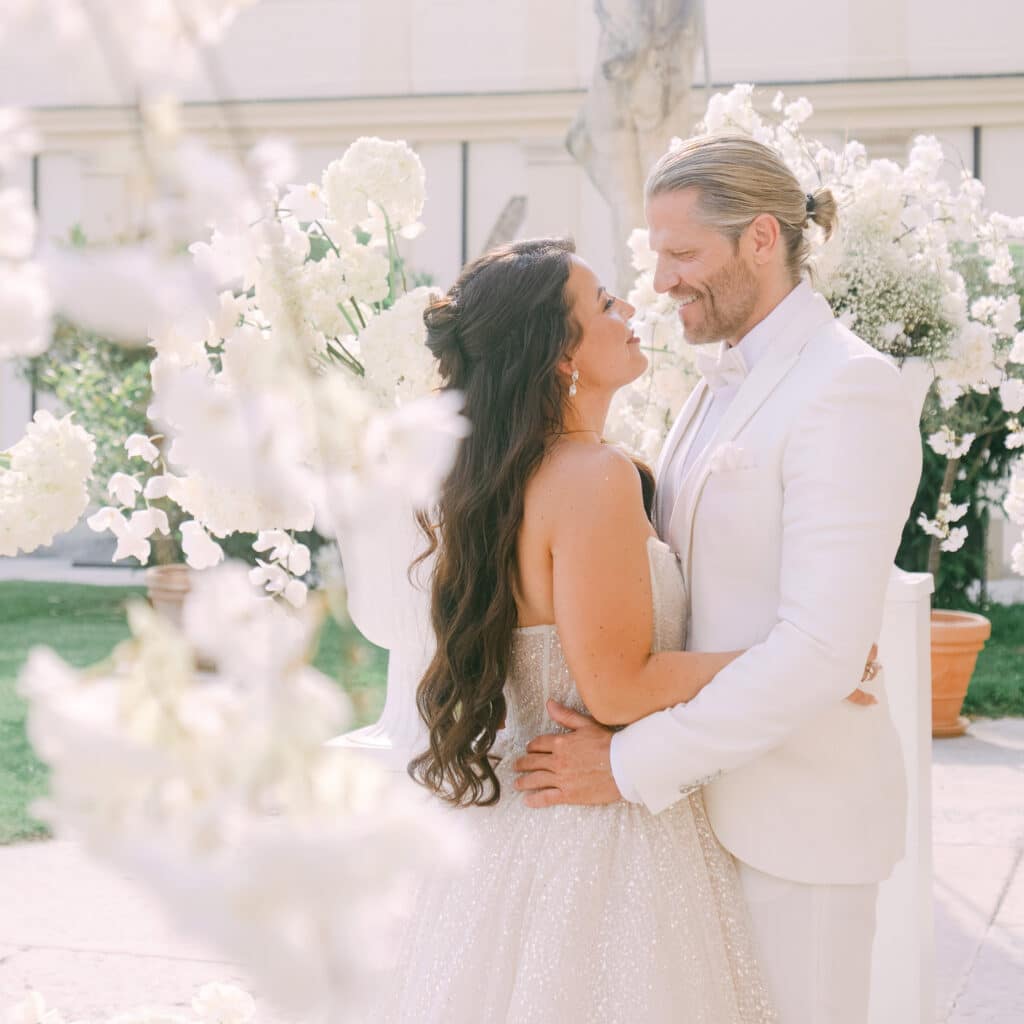 Anna Victoria Reiser und Paul Janke umarmen sich bei ihrer eleganten Hochzeit in der Villa Mosconi Bertani, fotografiert von die hochzeitsfotografen