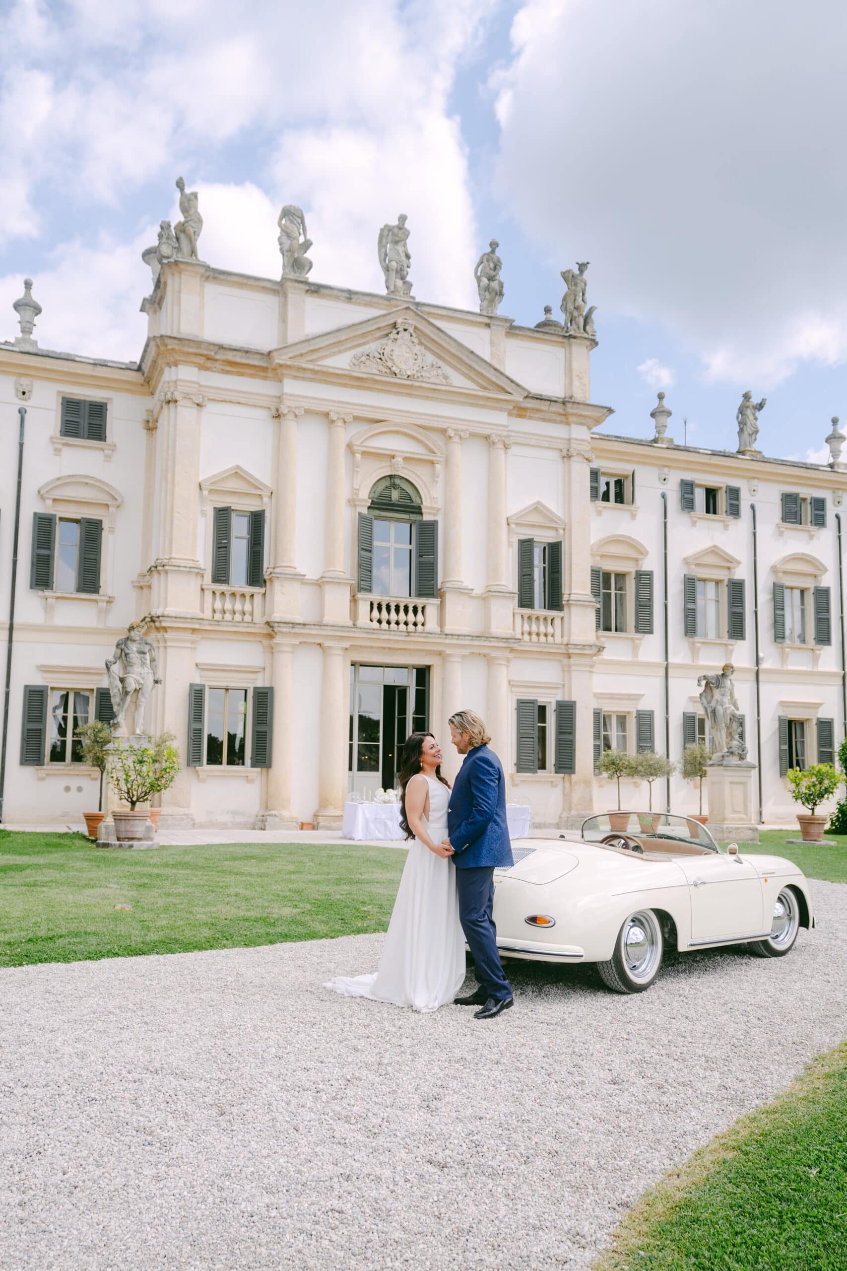 Brautpaar vor der Villa Mosconi Bertani mit weißem Oldtimer