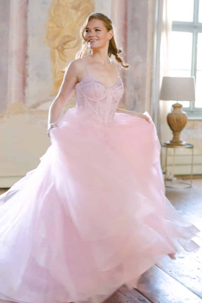 Braut im fließenden rosa Tüllkleid tanzt in einem eleganten Saal – Wedding Vienna