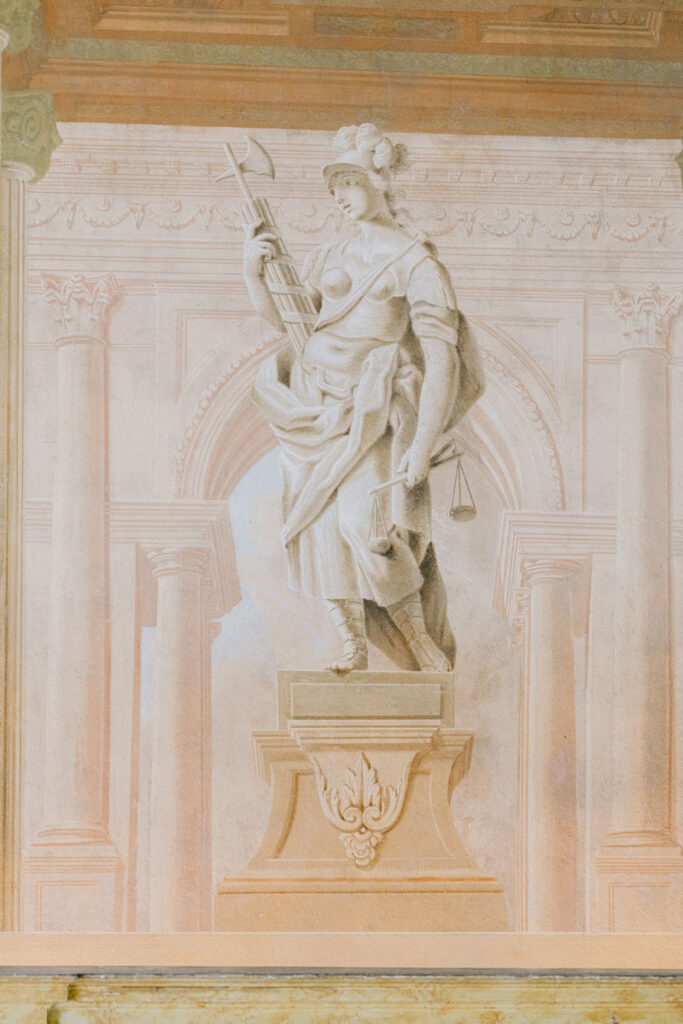 Wandfresko mit Darstellung der Justitia als antike Statue