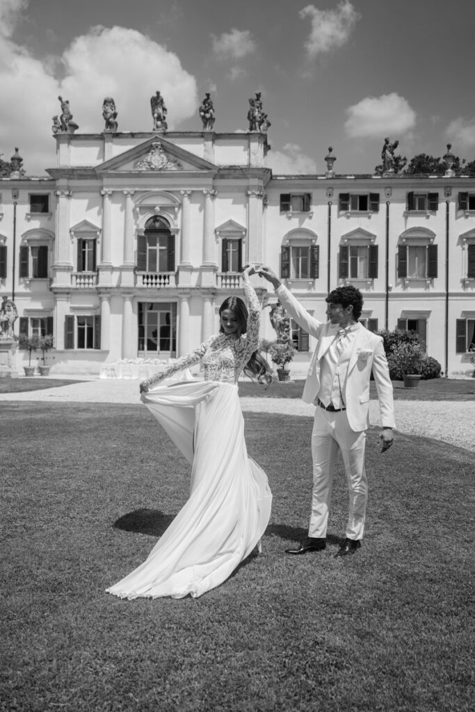 Hochzeitspaar tanzt beim First Look vor dem Schloss