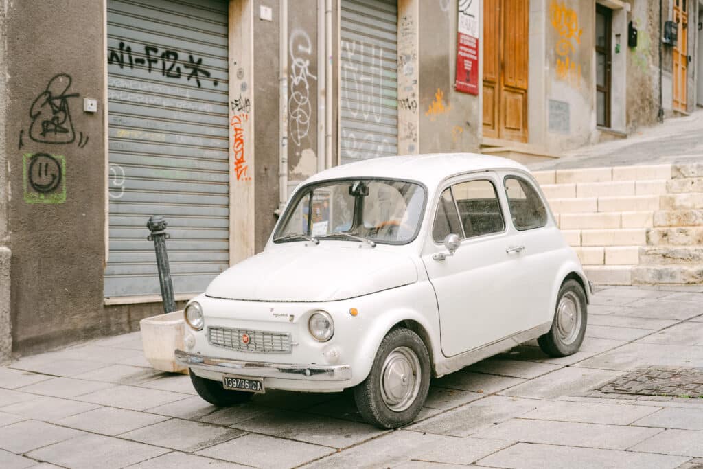 Vintage-Fiat 500 in verkehrsberuhigter Gasse – Italien