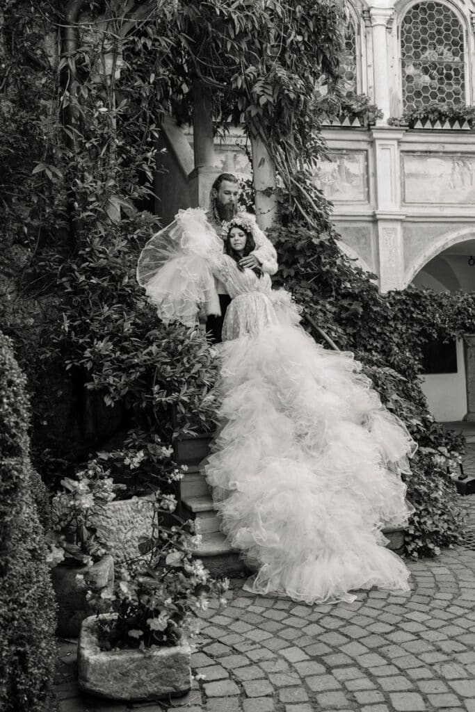 Schwarzweiß Editorial Shooting im Schloss Rubein mit Couture-Tüllkleid und inszeniertem Paar – Die Hochzeitsfotografen