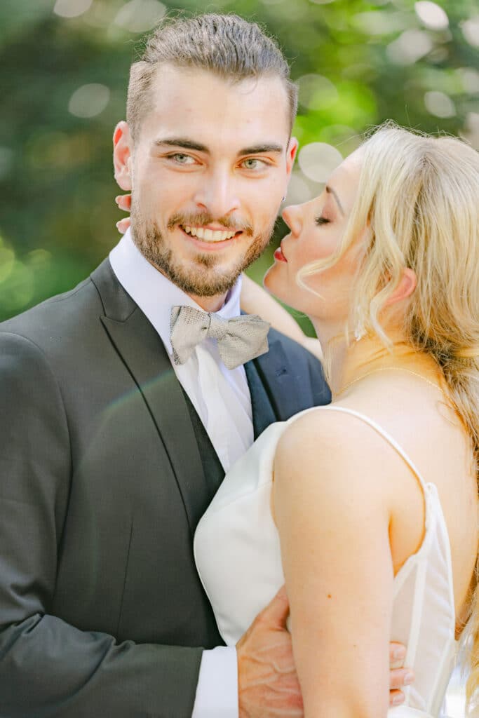 After Wedding Shooting mit Brautpaar im Sonnenschein – inniger Moment in Wien, fotografiert von Die Hochzeitsfotografen
