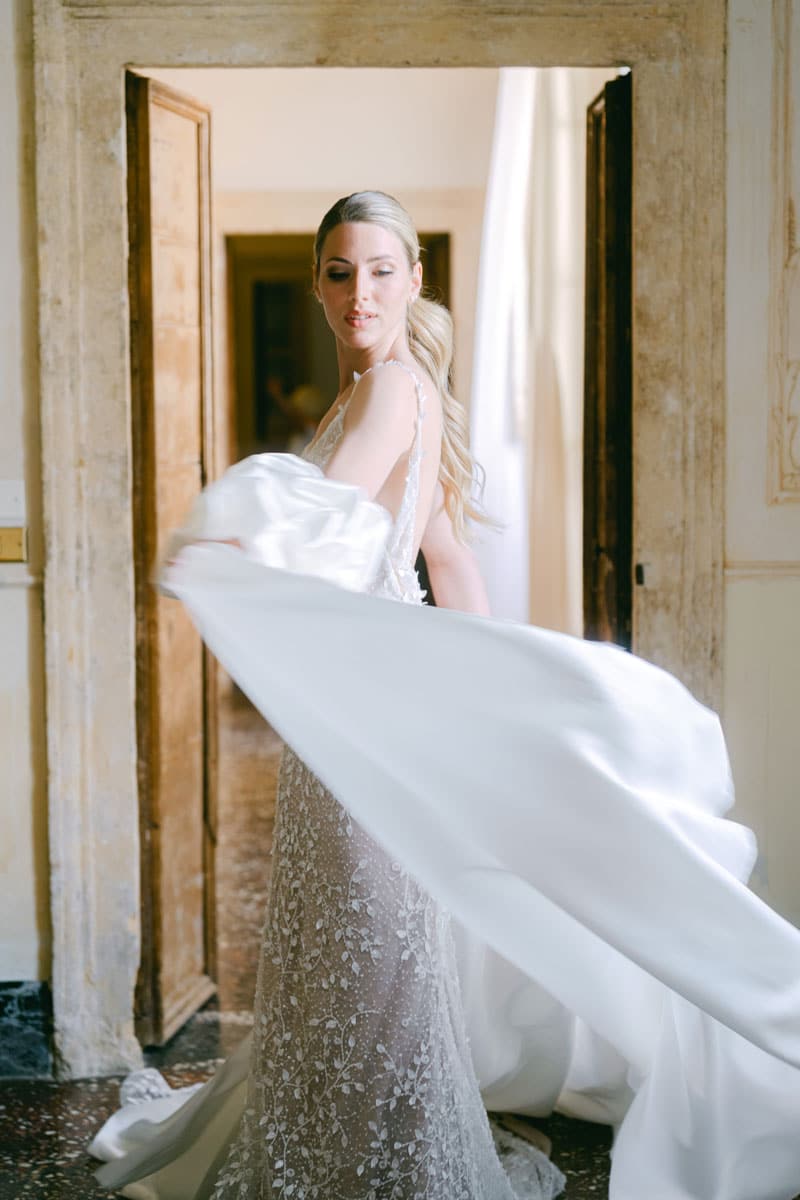 Elegantes Brautkleid von Die Brautflüsterin bei einem Styled Shooting in einem historischen Gebäude