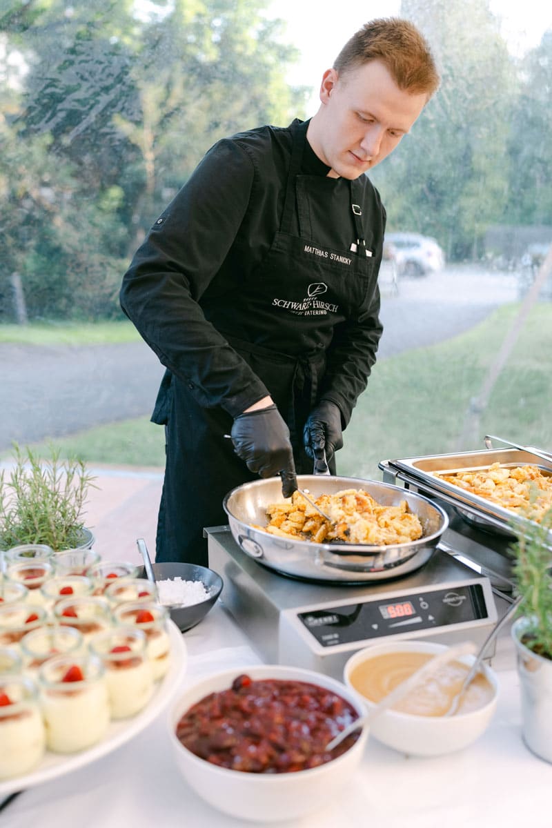 Live-Cooking mit Schwarz Hirsch Catering bei einer Hochzeit in Österreich