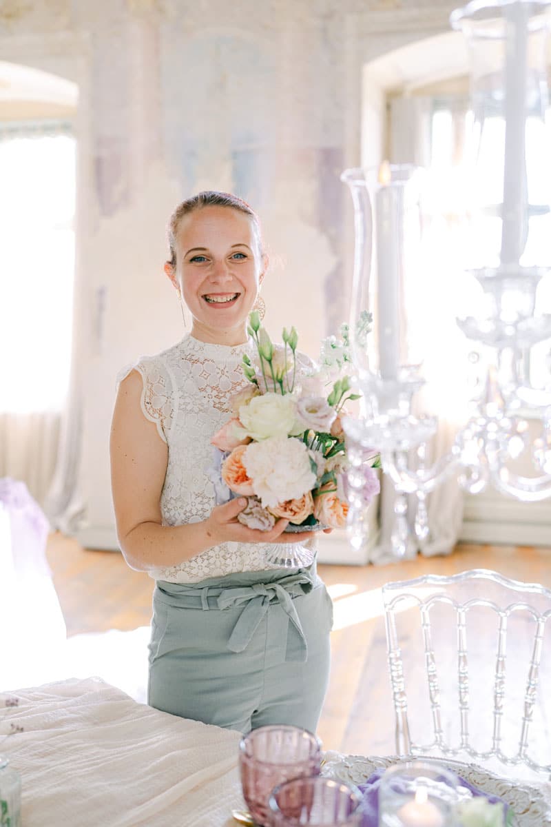 Floristin von Naturwerk gestaltet liebevoll einen Blumenschmuck bei einer Hochzeit in Niederösterreich