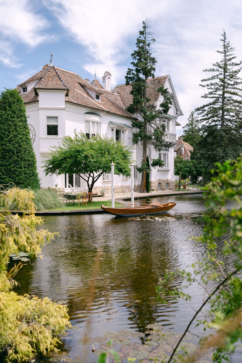 Schloss Schönau mit romantischem Teich und Ruderboot – idyllische Hochzeitslocation in Niederösterreich

📝 Bildbeschreibung:
