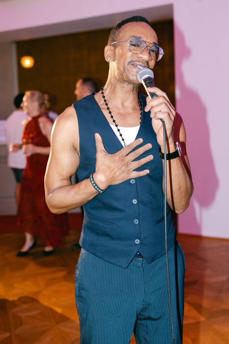 Liveband Sänger André Wright bei einer Hochzeitsfeier in Wien, elegant gekleidet und voller Ausstrahlung