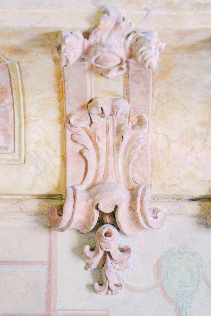 Barockes Wandornament in der Villa Mosconi Bertani – Hochzeitslocation Detail von Die Hochzeitsfotografen