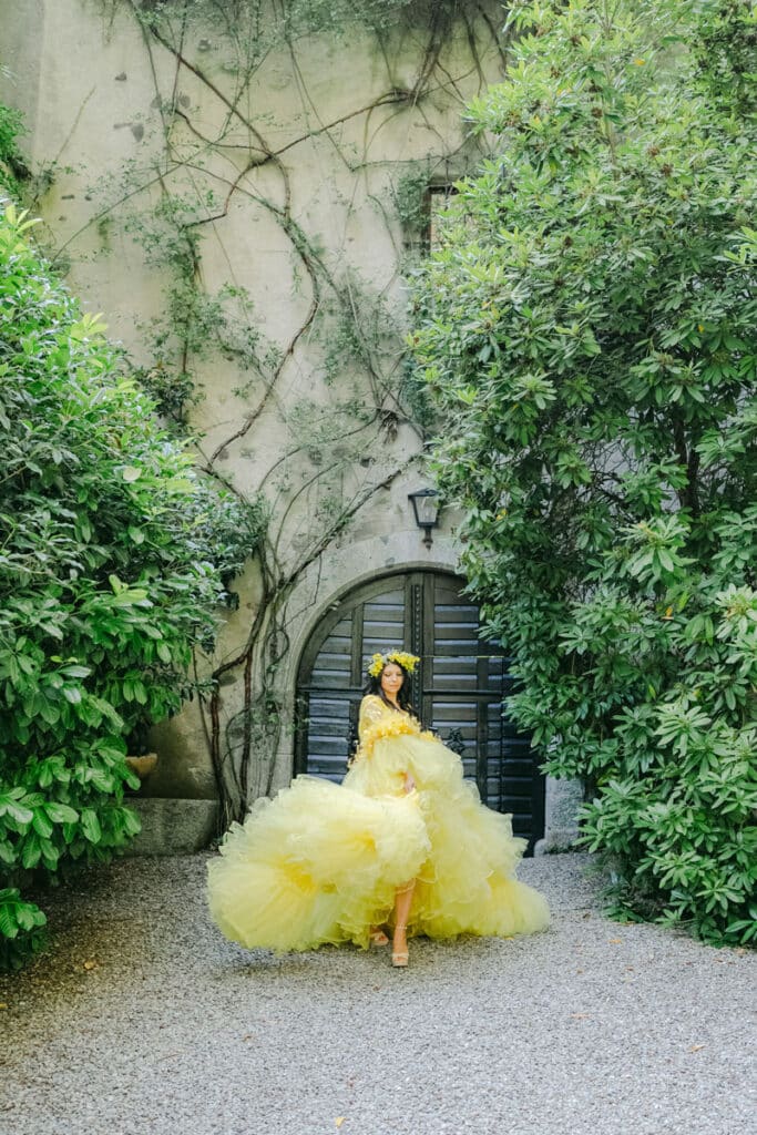 Editorial Shooting im Schloss Rubein mit Model im gelben Couturekleid – Die Hochzeitsfotografen