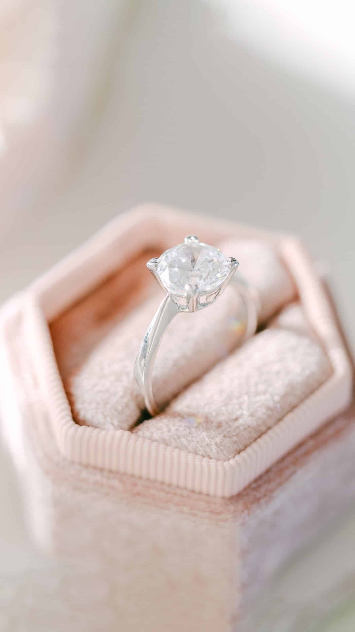 Verlobungsring mit Solitär-Diamant in rosafarbener Samtbox – Götz Atelier