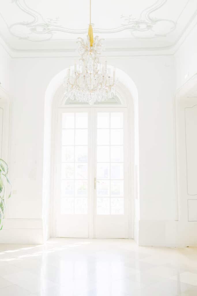Hochzeitslocation Wien – elegantes Interieur mit Kronleuchter von die hochzeitsfotografen