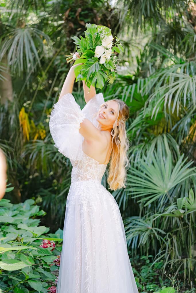 Braut mit Brautstrauß in tropischer Kulisse – weddingphotographer Vienna – die hochzeitsfotografen.