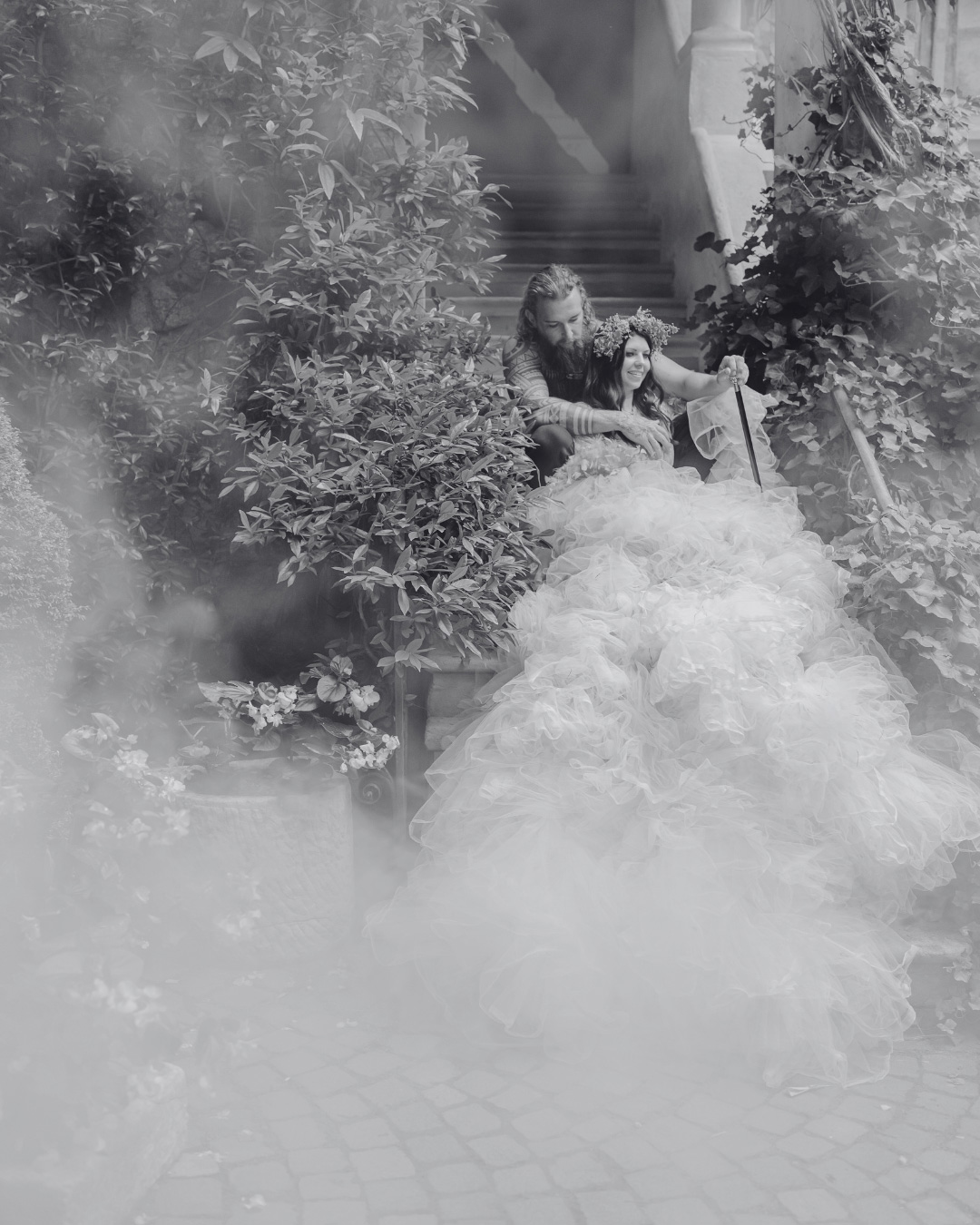 Vienna wedding photographer and videographer prices – artistic black and white photo of a bride and groom, captured by die hochzeitsfotografen.