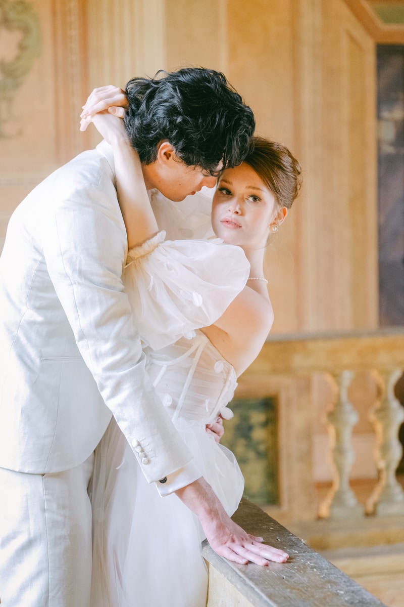 Romantisches Hochzeitspaar in der Villa Mosconi Bertani – inniger Moment im historischen Innenraum, fotografiert von die hochzeitsfotografen.