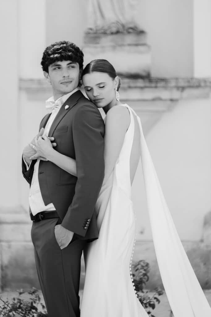 Die Hochzeitsfotografen – elegantes Schwarz-Weiß-Portrait eines Brautpaars in inniger Umarmung, Fine Art Hochzeitsfotografie.